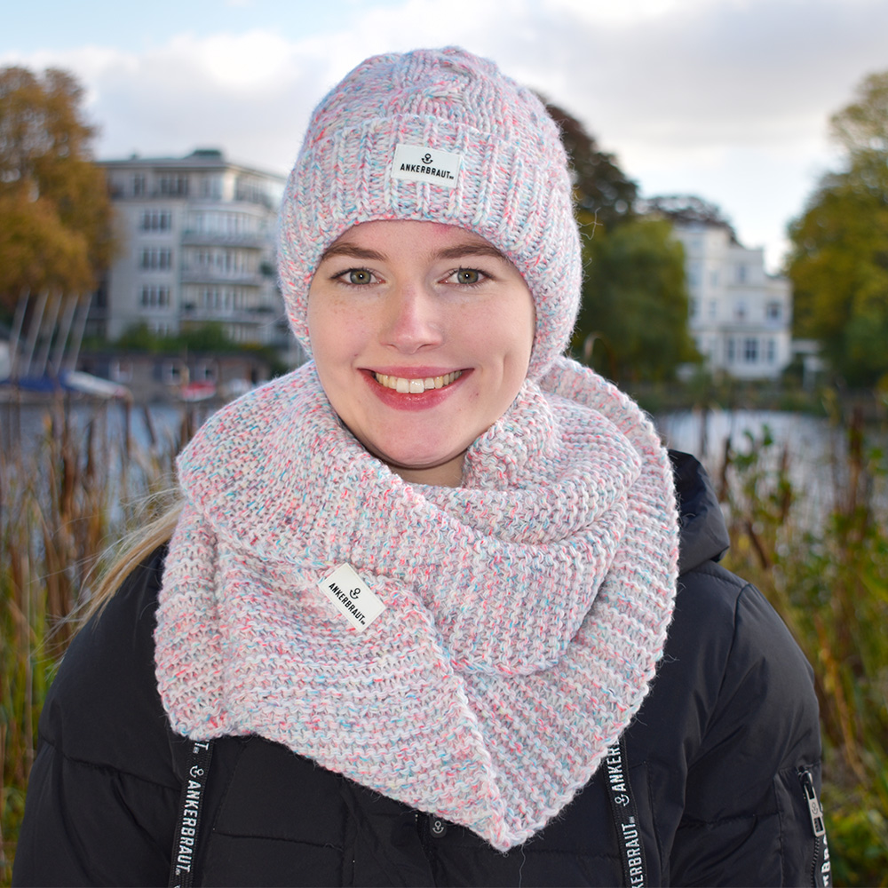 Weibliches Model mit ANKERBRAUT Mütze in Offwhite Rose