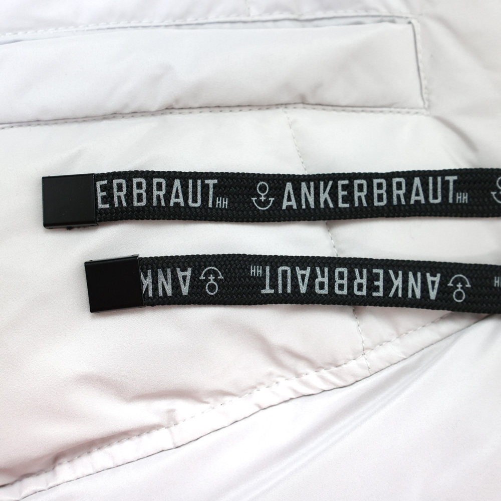 Weibliches Model mit ANKERBRAUT Long-Weste in Kitt