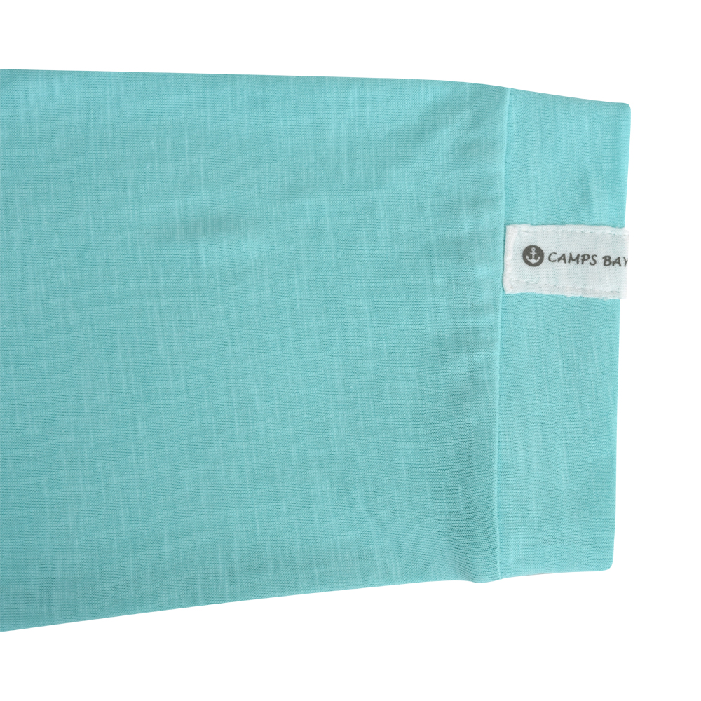 Weibliches Model mit CAMPS BAY Shirt in Aqua Sky