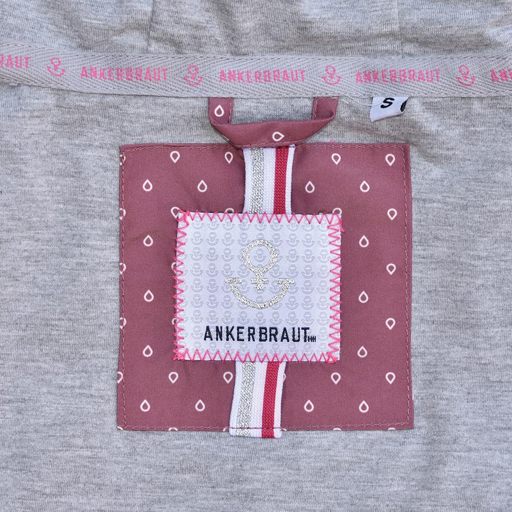 Weibliches Model mit ANKERBRAUT Weste in Rose Brown