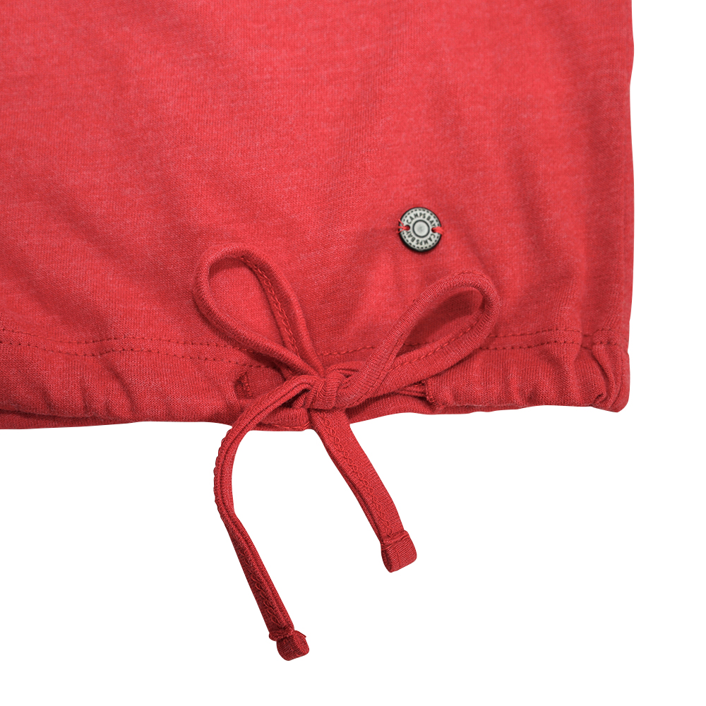 Weibliches Model mit CAMPS BAY T-Shirt in Savvy Red Melange