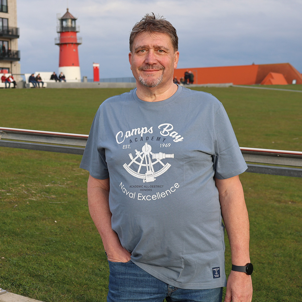 Männliches Model mit CAMPS BAY T-Shirt in Blue Mirage