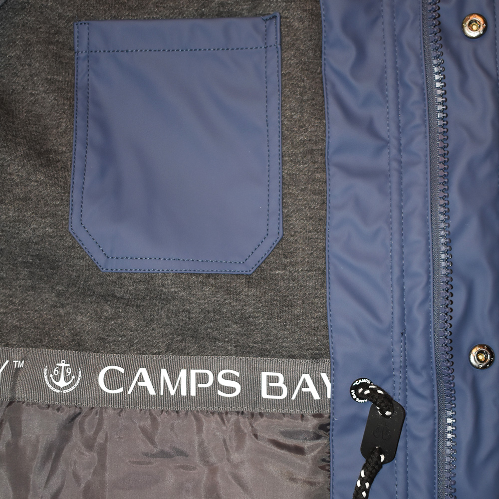 Männliches Model mit CAMPS BAY Wetterjacke in Vintage Indigo