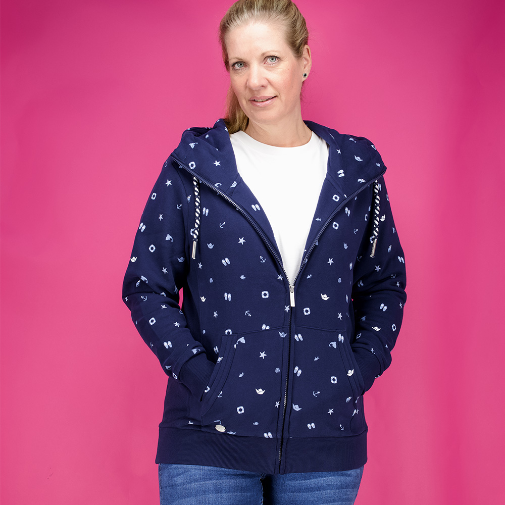 Weibliches Model mit CAMPS BAY Sweatjacke 