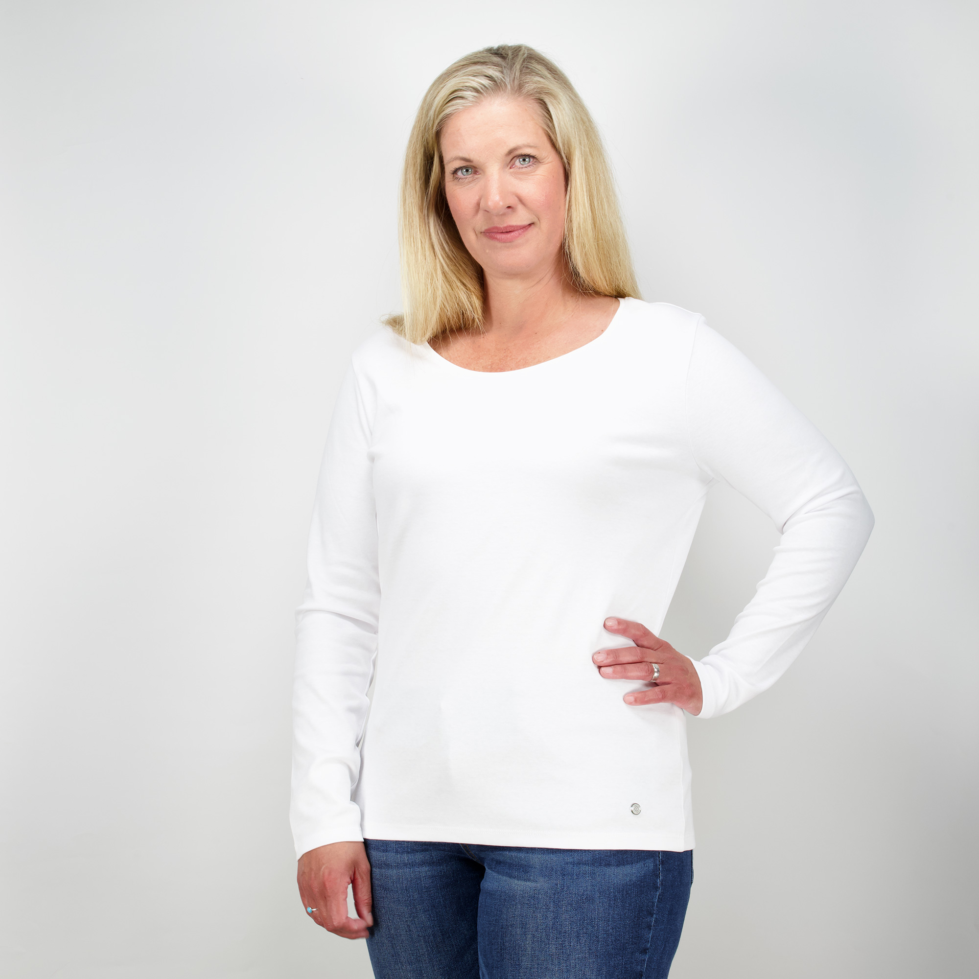 Weibliches Model mit CAMPS BAY Langarmshirt in Weiß