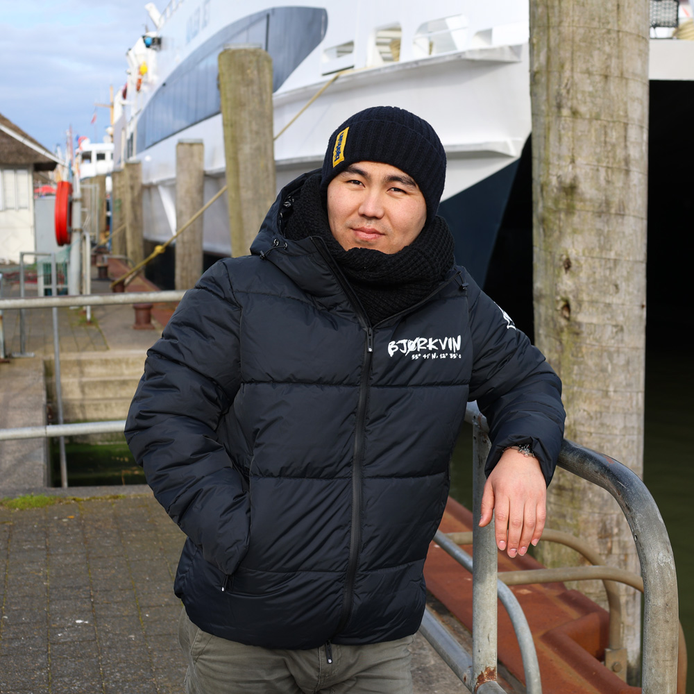 Männliches Model mit Björkvin Pufferjacket in Schwarz