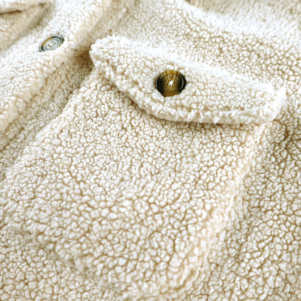 Weibliches Model mit ANKERBRAUT Teddy-Mantel in Offwhite