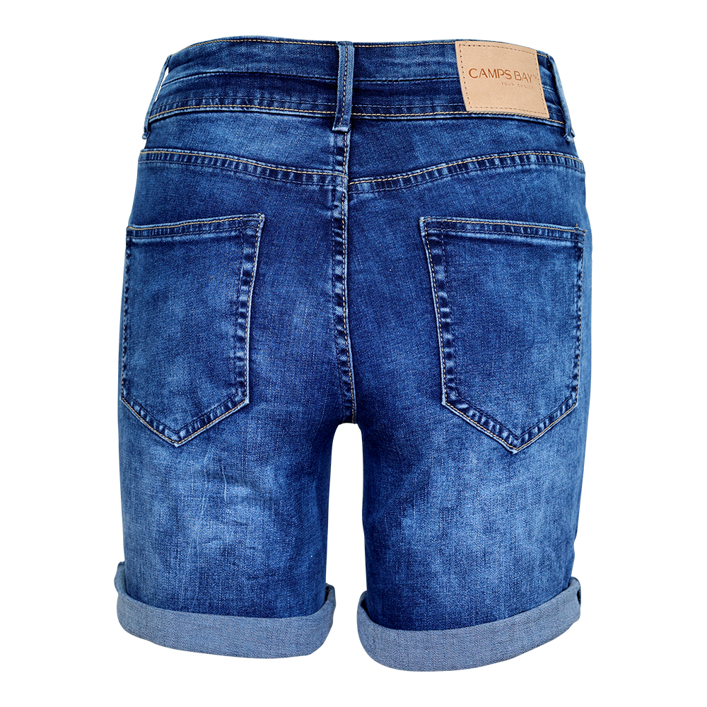 Weibliches Model mit CAMPS BAY Jeans-Shorts in dblue