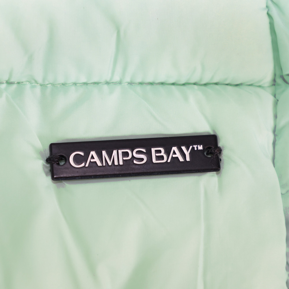 Weibliches Model mit CAMPS BAY Steppjacke in Harbour Grey