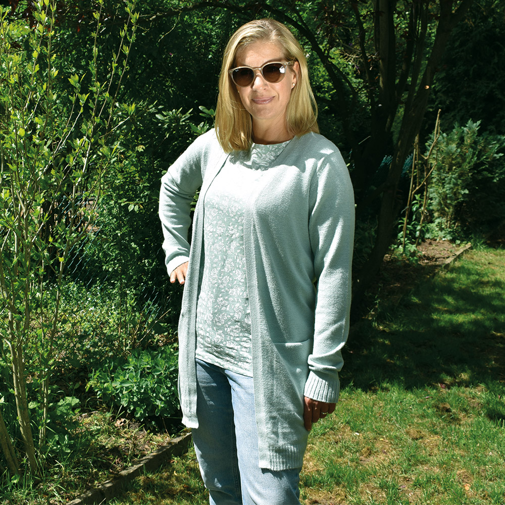Weibliches Model mit CAMPS BAY Strickjacke in Harbour Grey