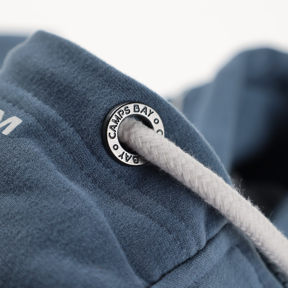 Männliches Model mit CAMPS BAY Sweatjacke in China Blue