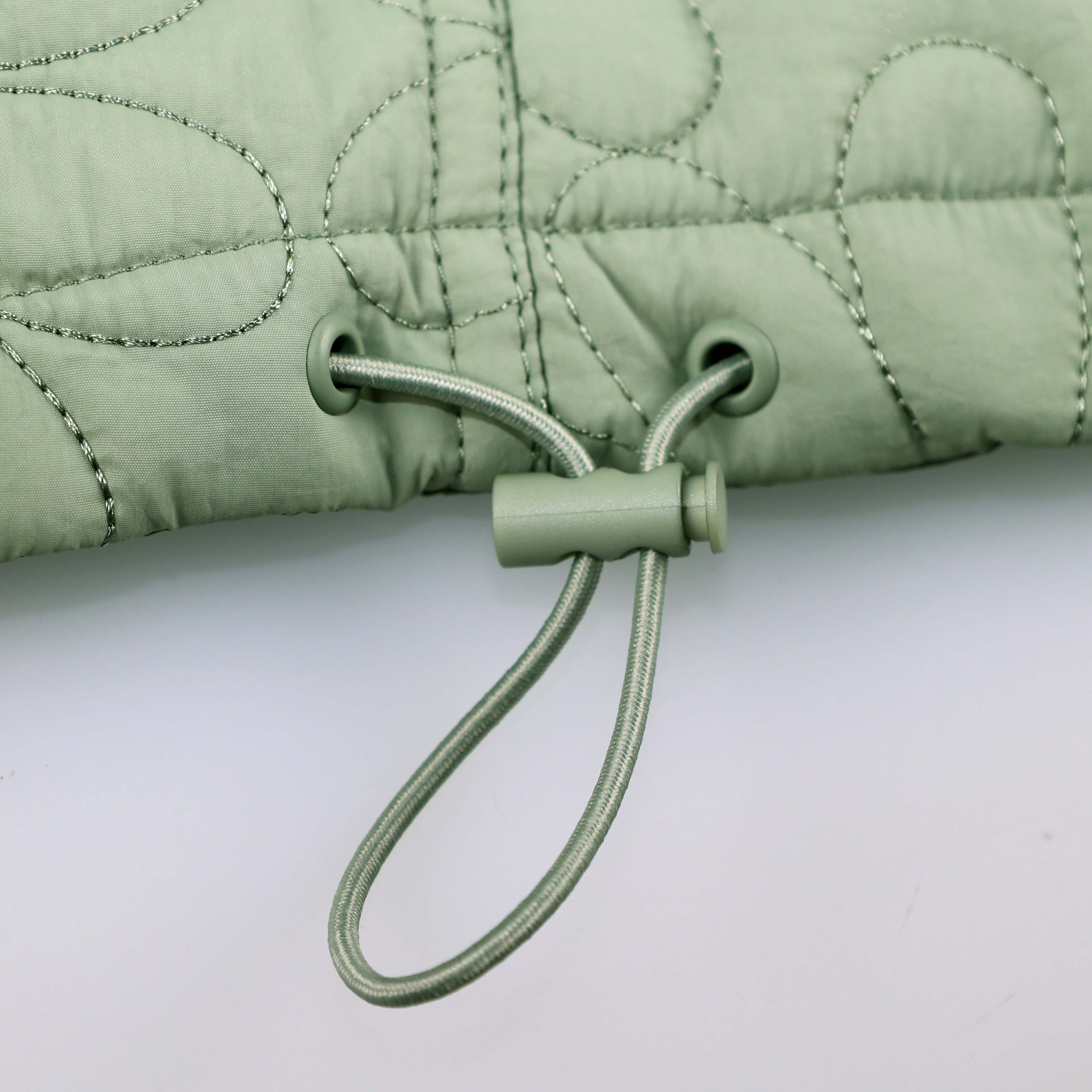 Weibliches Model mit Rock Your Day Jacke in Soft Sage