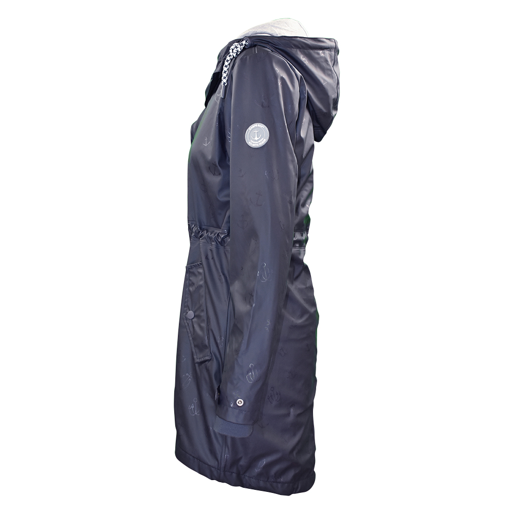 Weibliches Model mit CAMPS BAY Regenjacke in Night Sky