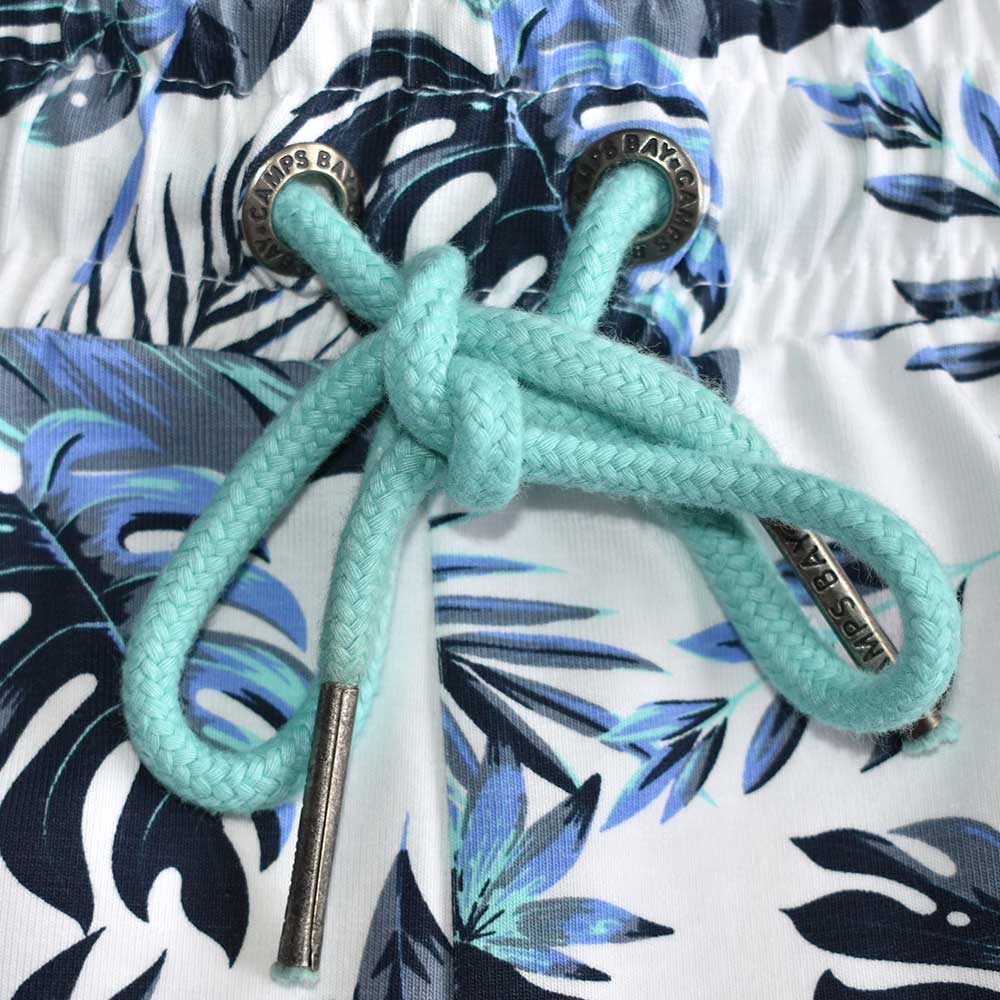Weibliches Model mit CAMPS BAY Shorts in Aqua Sky