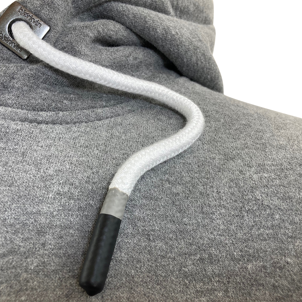 Männliches Model mit Björkvin Hoodie in Silver Melange