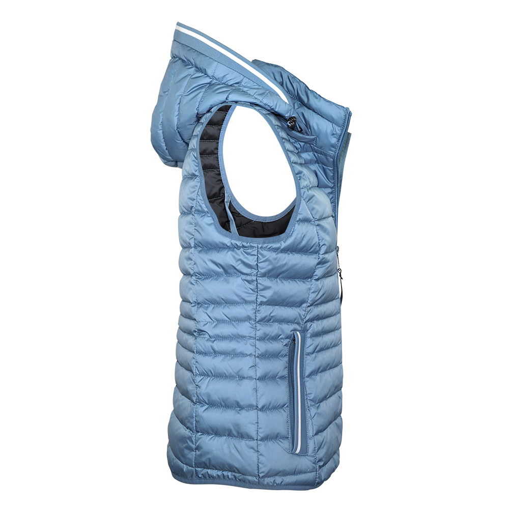 Weibliches Model mit CAMPS BAY Weste in Windward Blue