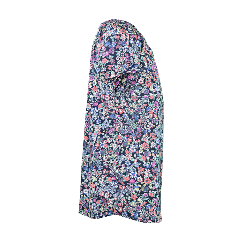 Weibliches Model mit CAMPS BAY Bluse in Navy