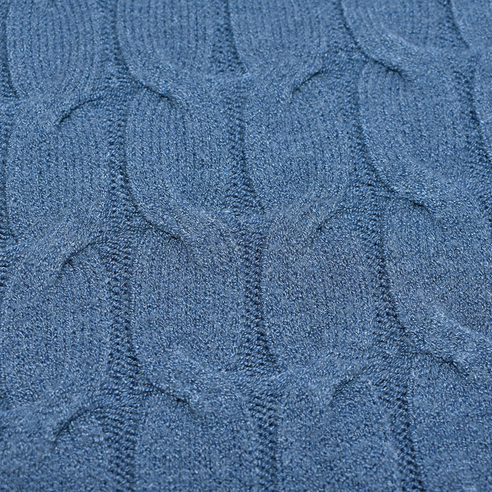 Weibliches Model mit CAMPS BAY Strickjacke in Infinity