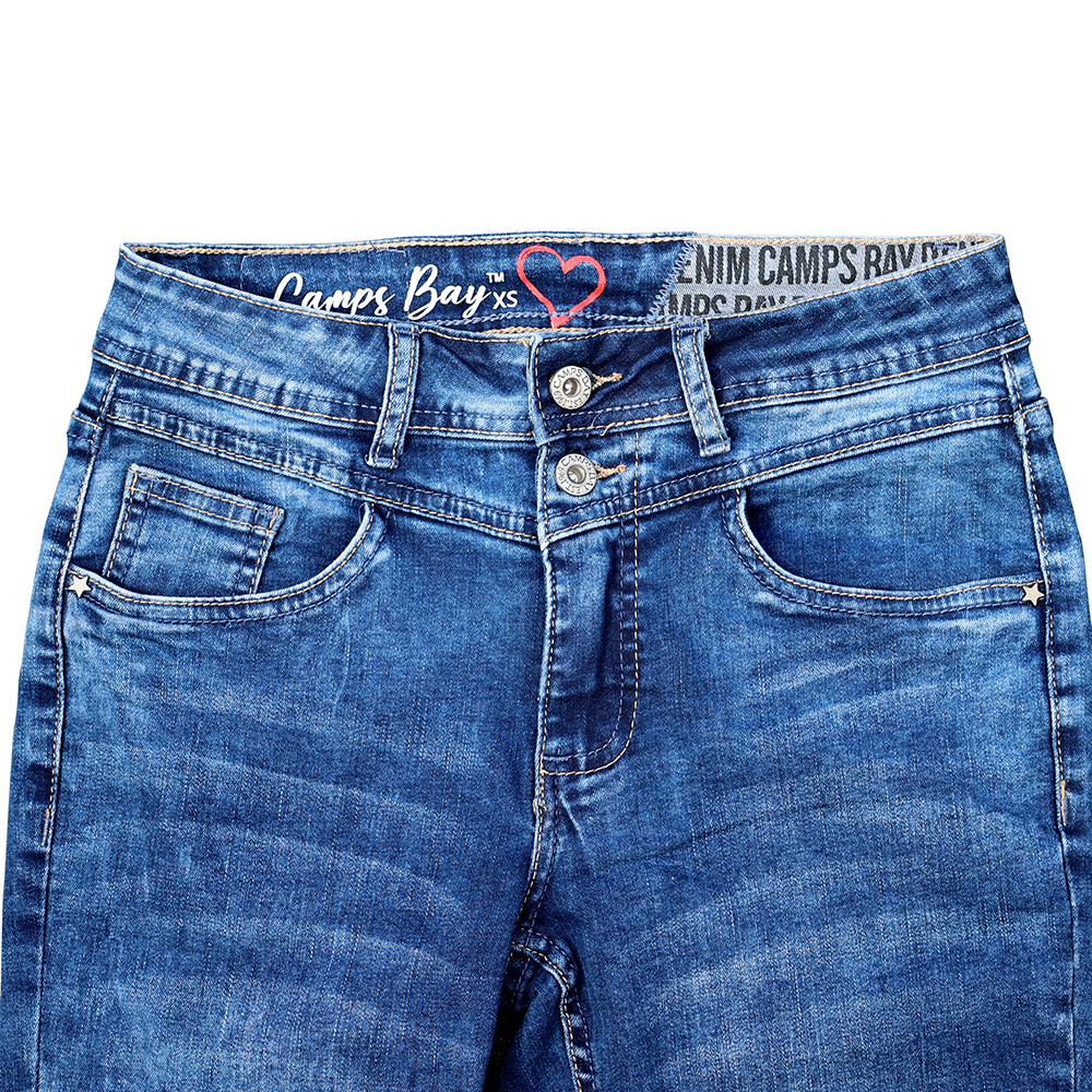 Weibliches Model mit CAMPS BAY Jeans in dblue