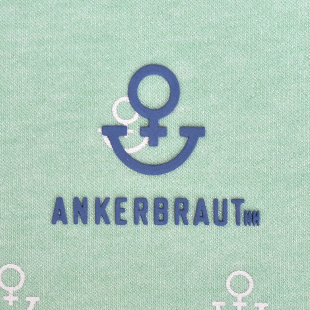 ANKERBRAUT Hoodie "...und vergiss nicht, glücklich zu sein" Weibliches Model mit ANKERBRAUT Hoodie in Mint Melange