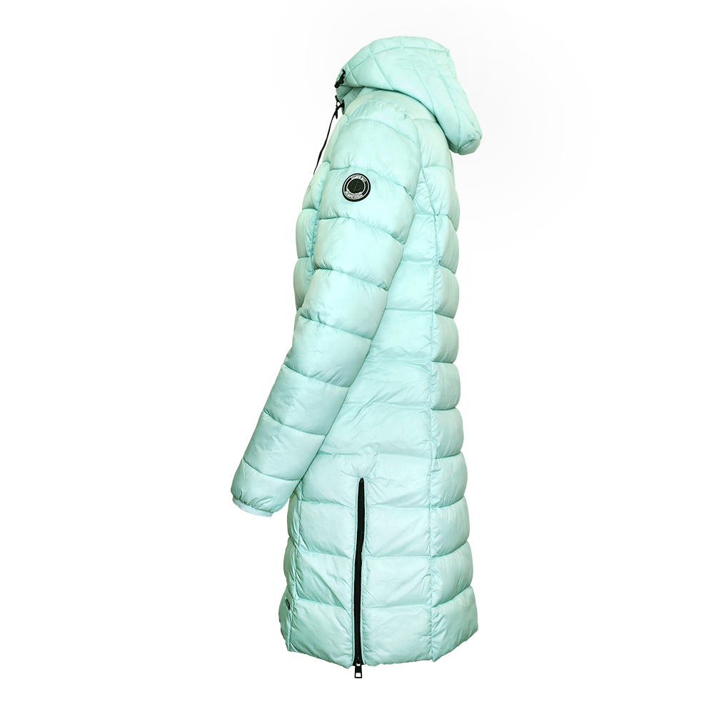 Weibliches Model mit CAMPS BAY Steppmantel in Harbour Grey