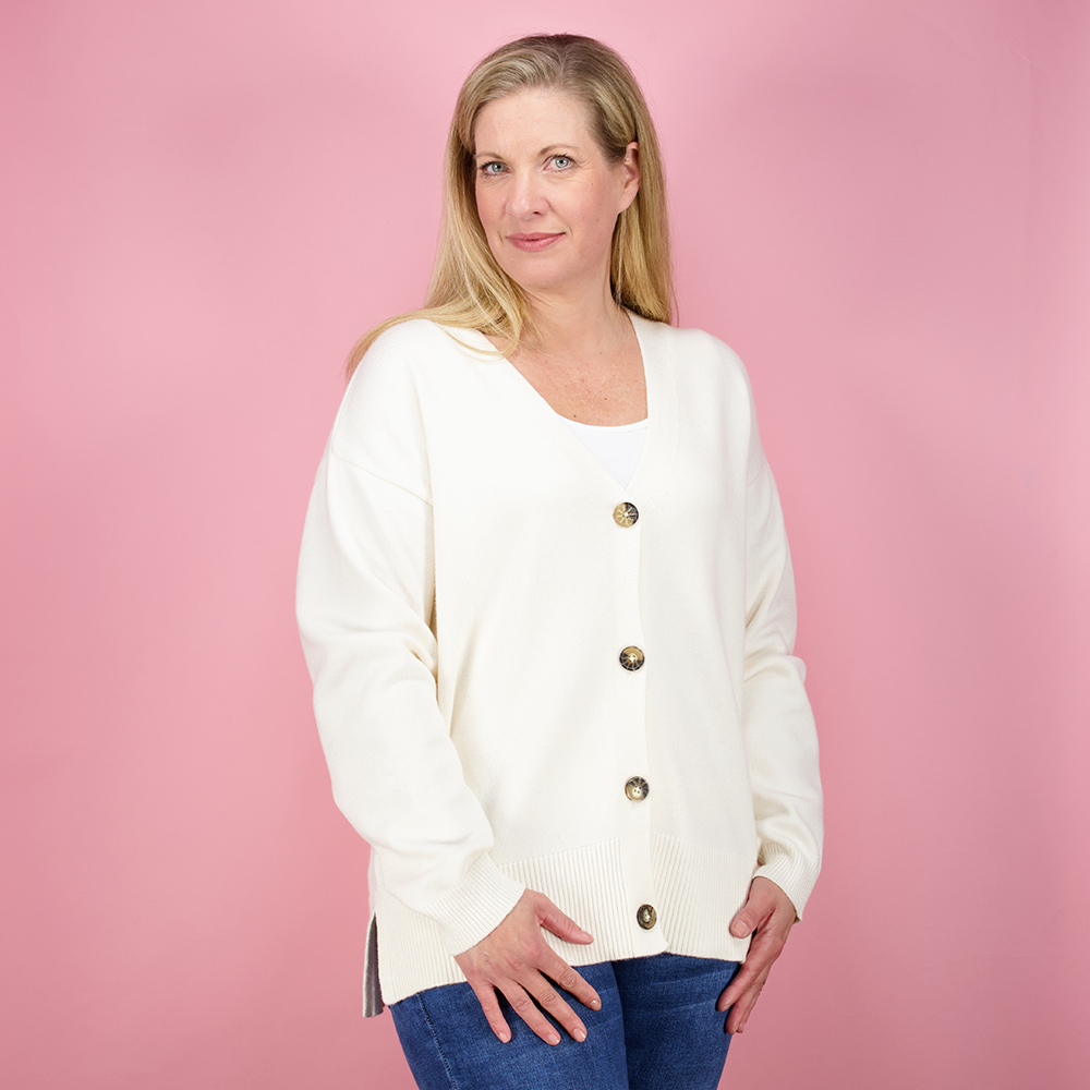 Weibliches Model mit CAMPS BAY Strickjacke 