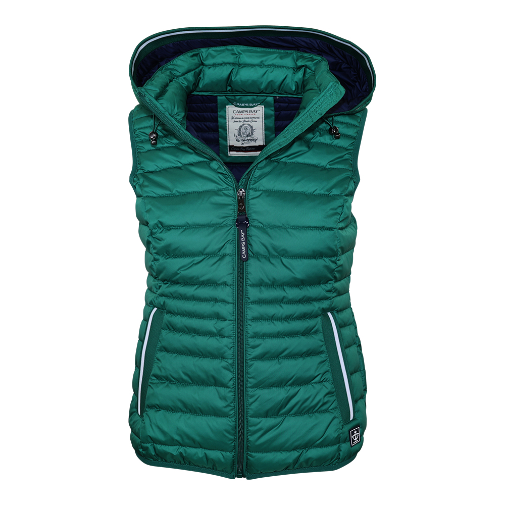 Weibliches Model mit CAMPS BAY Weste in Evergreen