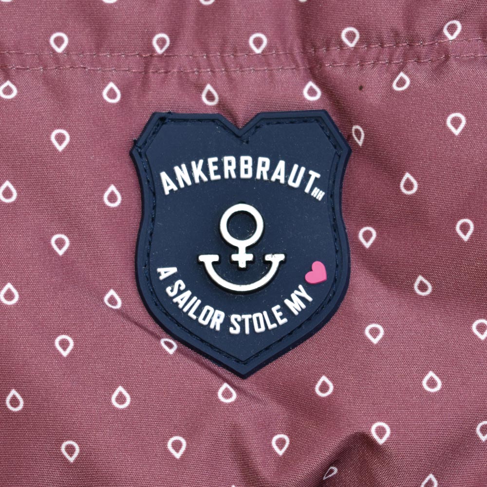 Weibliches Model mit ANKERBRAUT Weste in Rose Brown