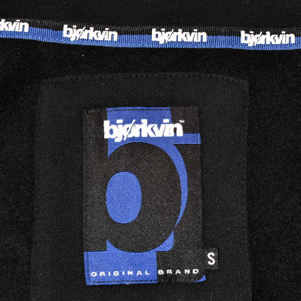 Männliches Model mit Björkvin Sweatjacke in Schwarz