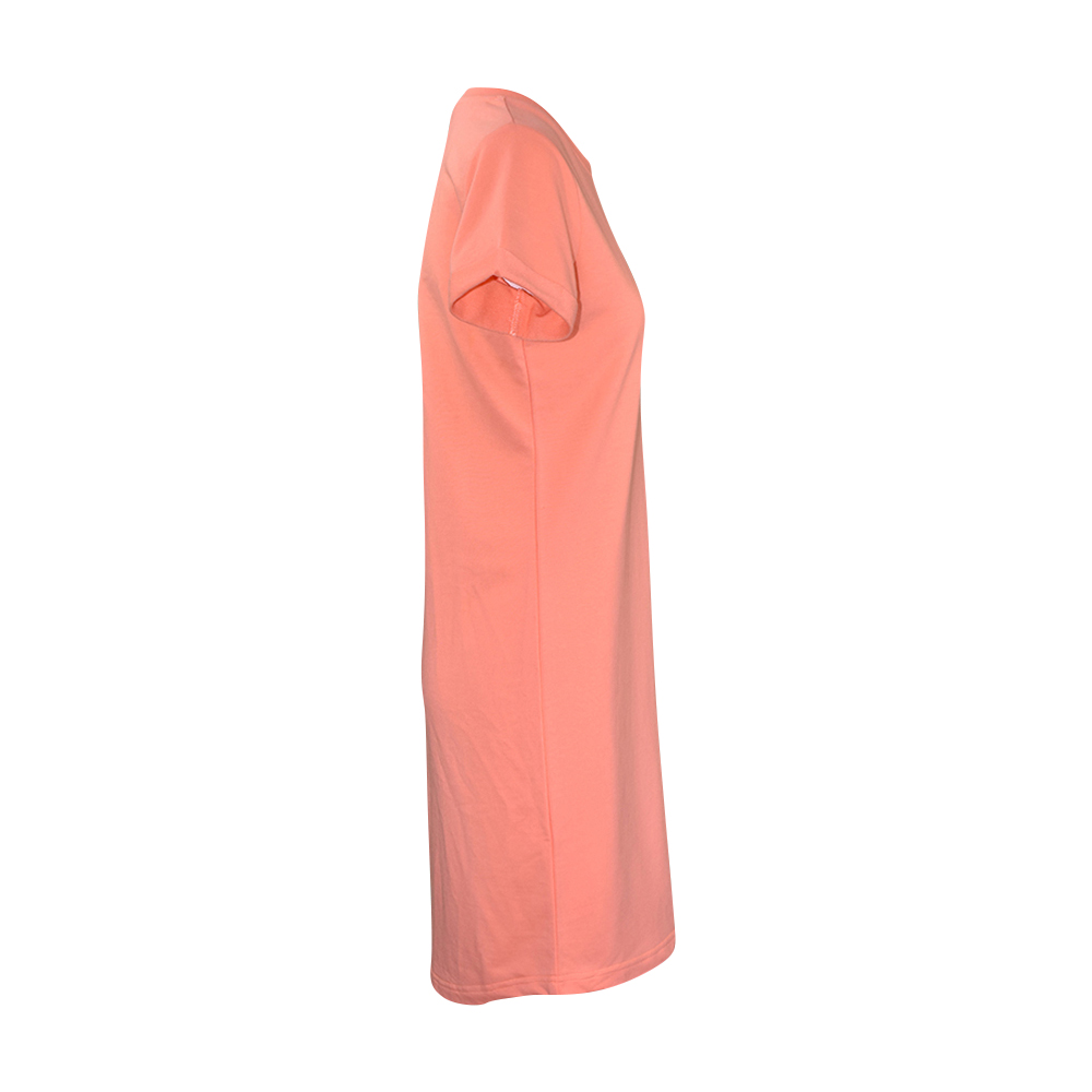 Weibliches Model mit CAMPS BAY Strandkleid in Fusion Coral