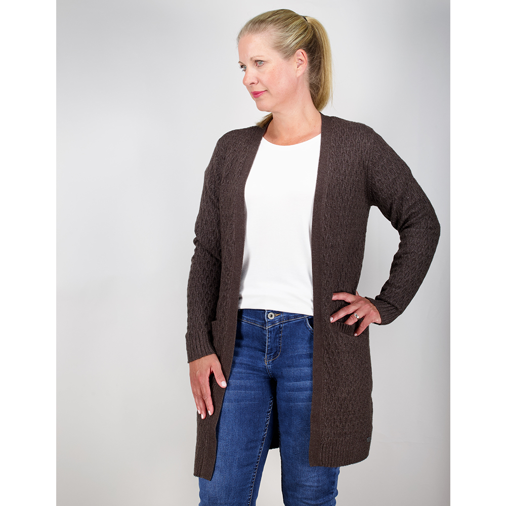 Weibliches Model mit CAMPS BAY Strickjacke in Chocolate Torte Melange