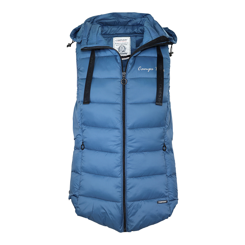 Weibliches Model mit CAMPS BAY Steppweste in Bering Sea