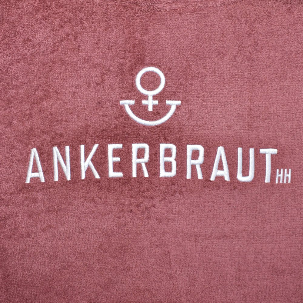 Weibliches Model mit ANKERBRAUT Strandkleid in Berry