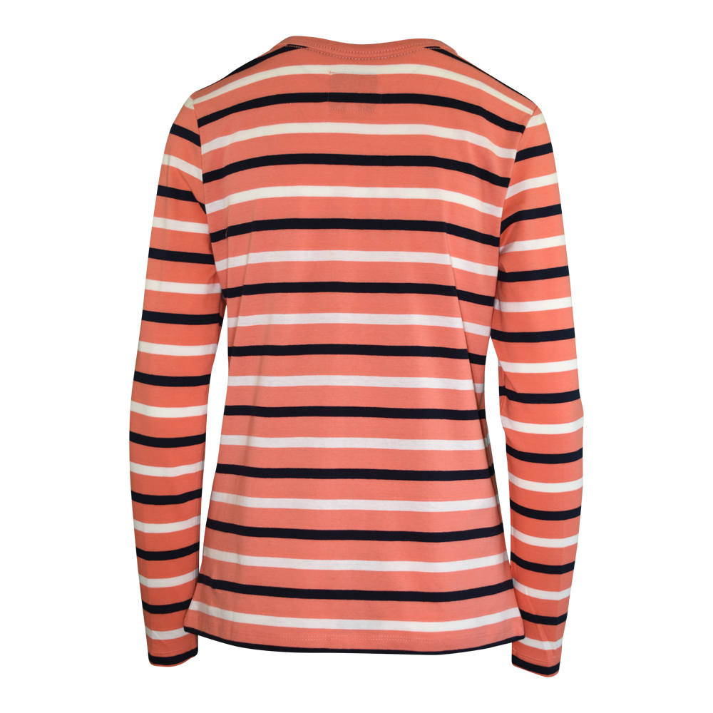 Weibliches Model mit CAMPS BAY Langarmshirt in Fusion Coral - Night Sky - Cloud Dancer