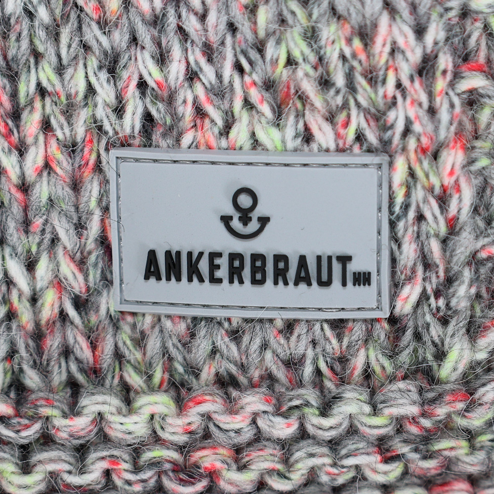 Weibliches Model mit ANKERBRAUT Schal in Silver