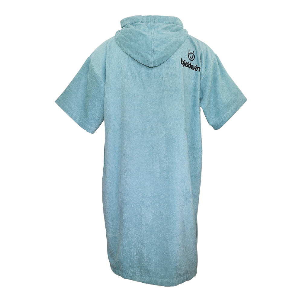 Männliches Model mit Björkvin Beach-Poncho in Reed