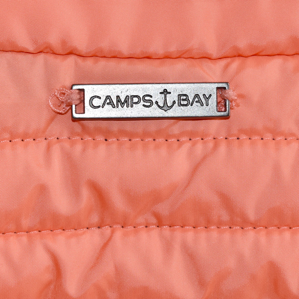 Weibliches Model mit CAMPS BAY Weste in Fusion Coral