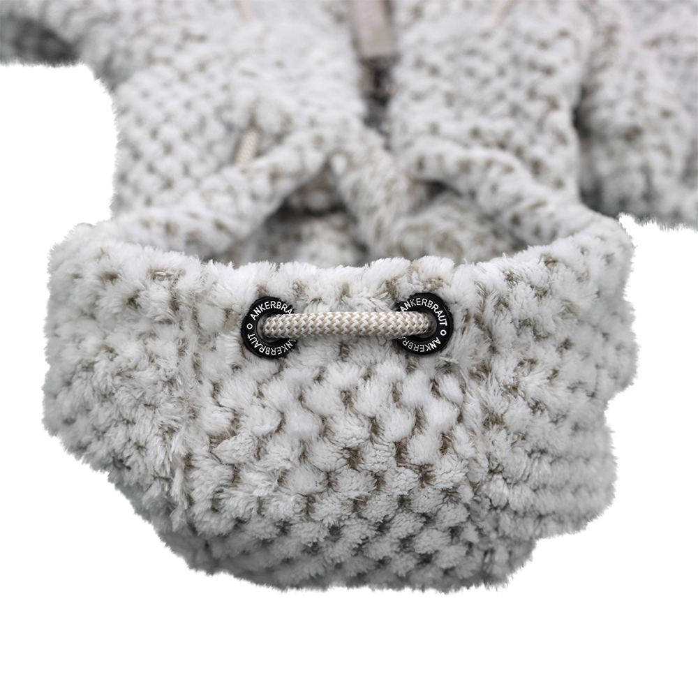 Weibliches Model mit ANKERBRAUT Plüschjacke in Dove