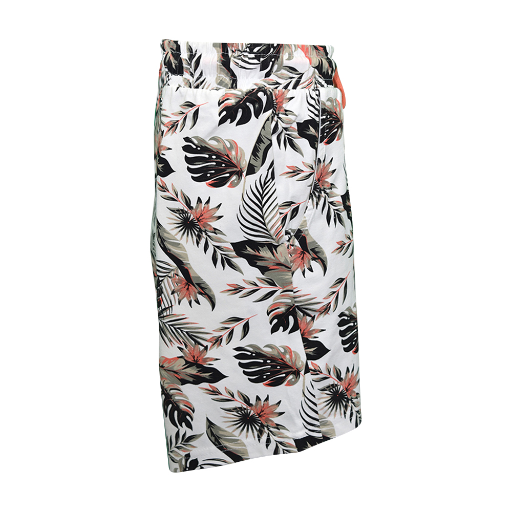 Weibliches Model mit CAMPS BAY Shorts in Fusion Coral