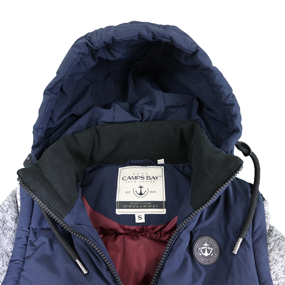Männliches Model mit CAMPS BAY Westenjacke in Night Sky