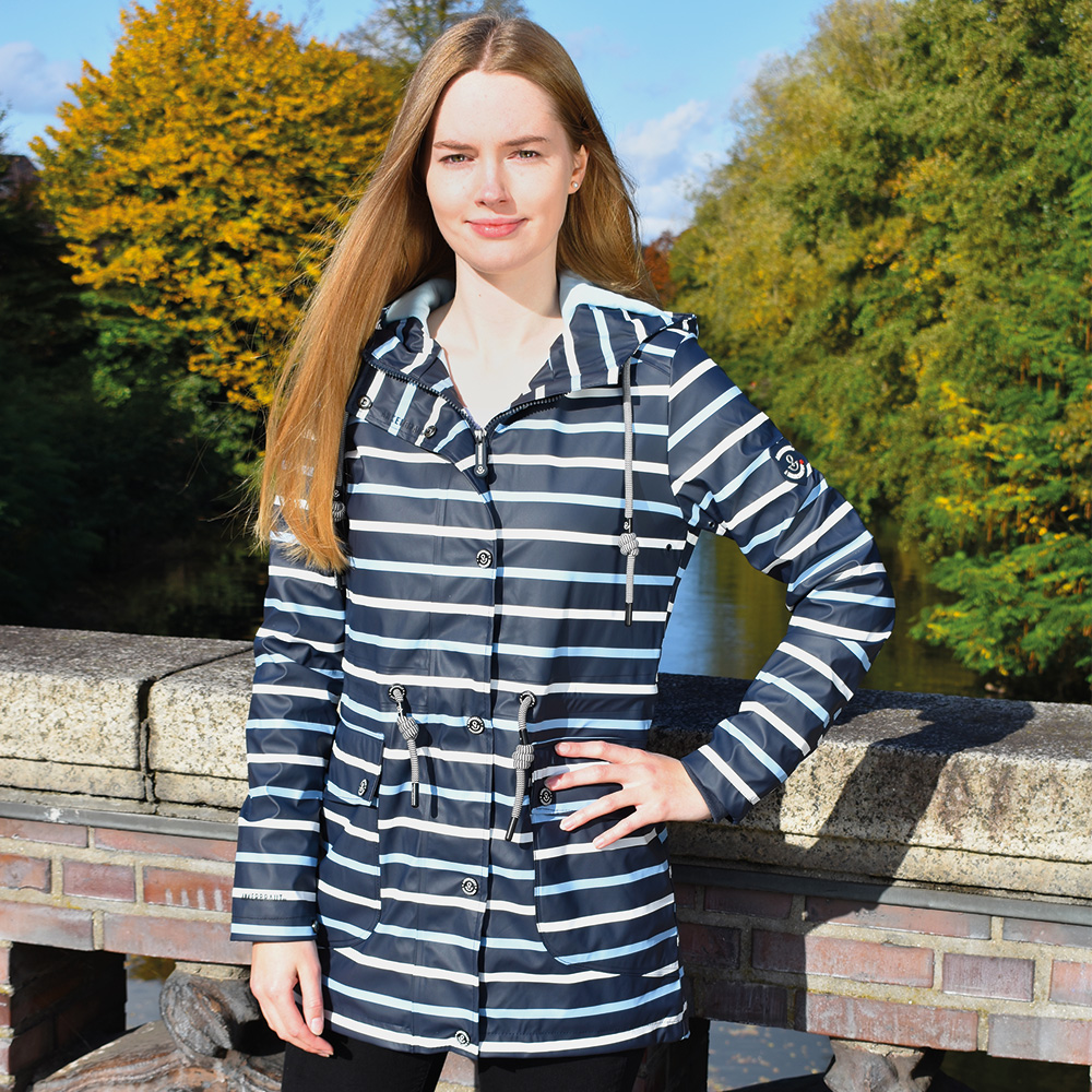 Weibliches Model mit ANKERBRAUT Regenjacke in India Ink