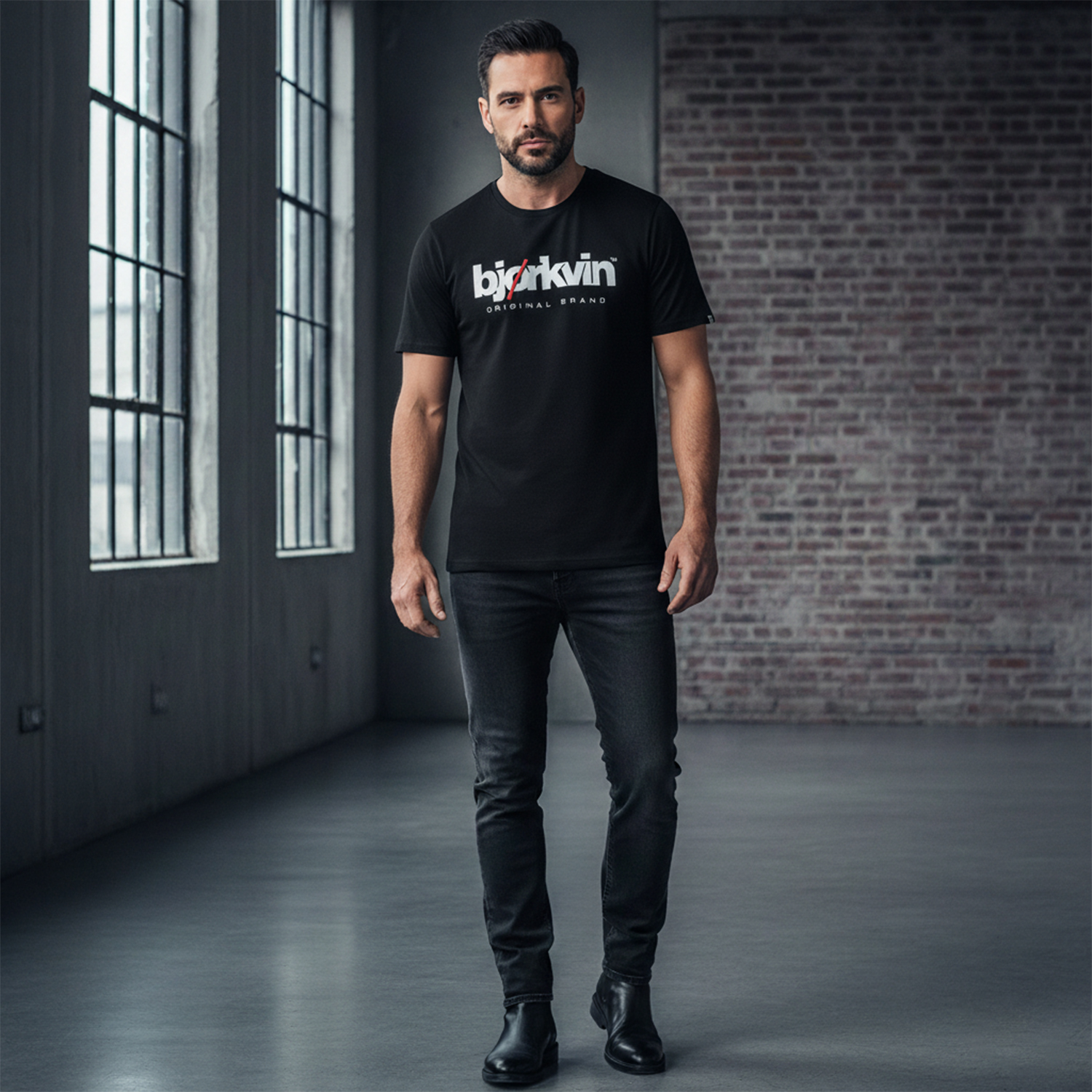 Männliches Model mit Björkvin Shirt in Schwarz
