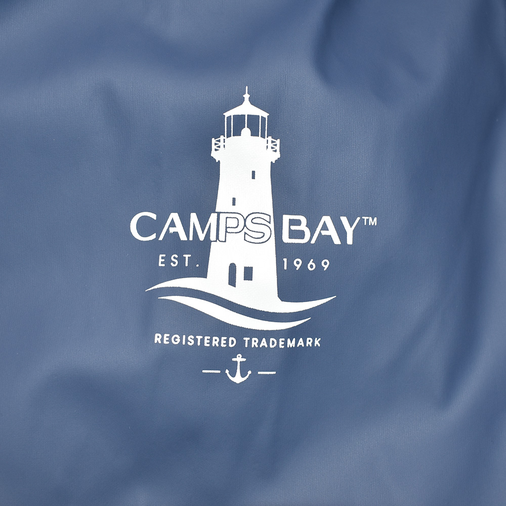 Männliches Model mit CAMPS BAY Wetterjacke in Vintage Indigo