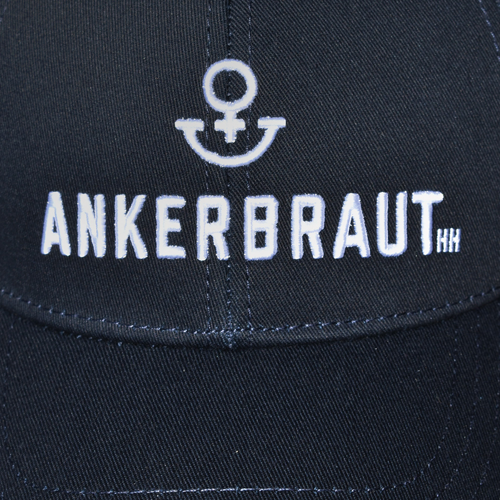 Weibliches Model mit ANKERBRAUT Cap in Navy