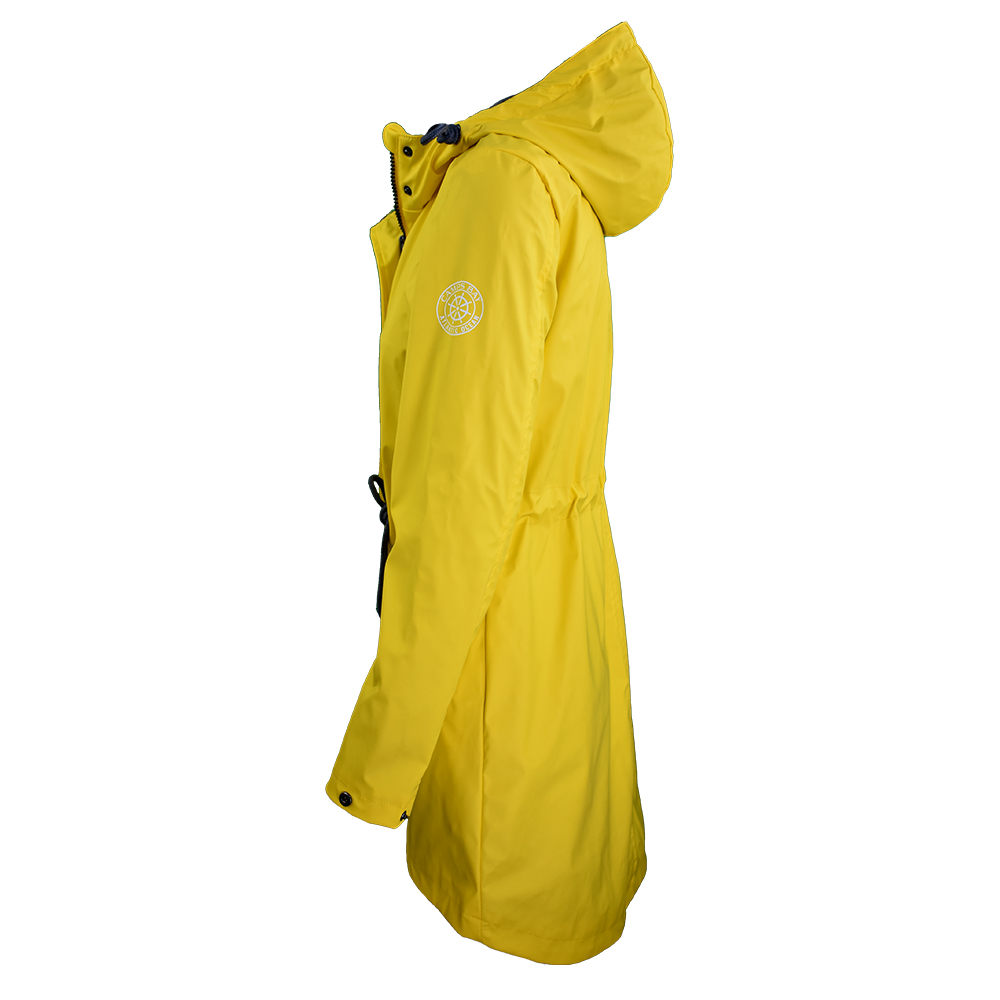Weibliches Model mit CAMPS BAY Wetterjacke in Lemon Chrome