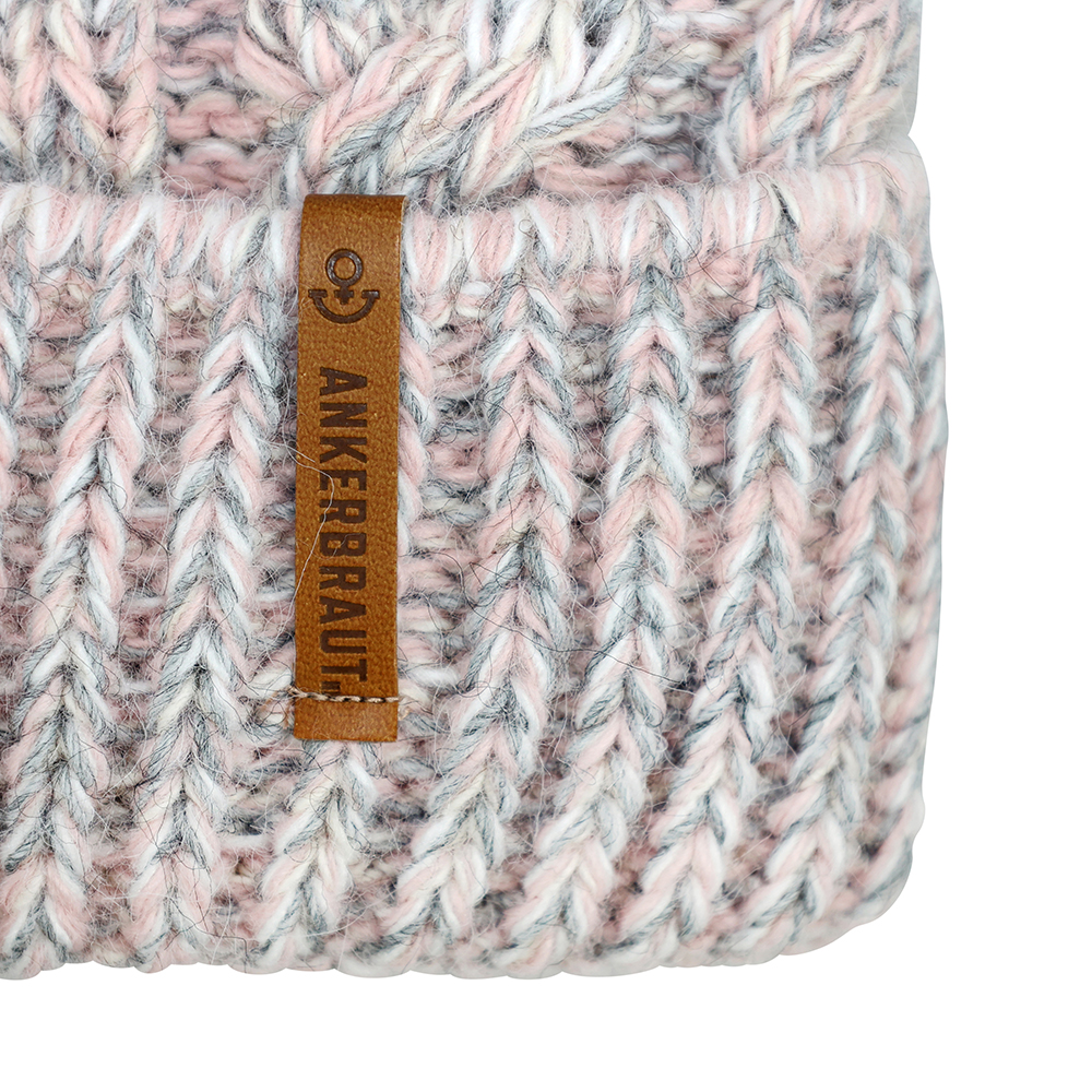 Weibliches Model mit ANKERBRAUT Mütze in Rose