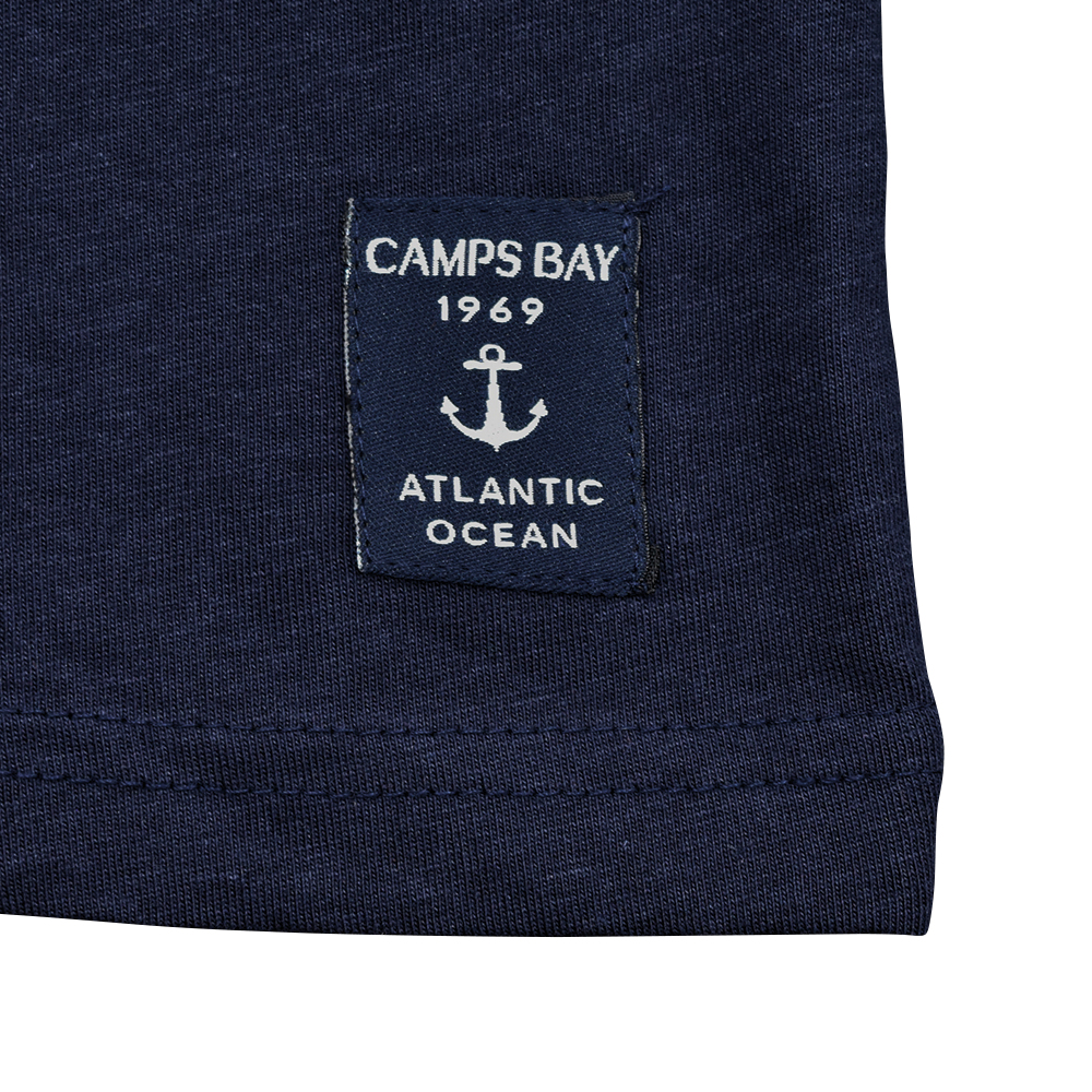 Männliches Model mit CAMPS BAY T-Shirt in Night Sky
