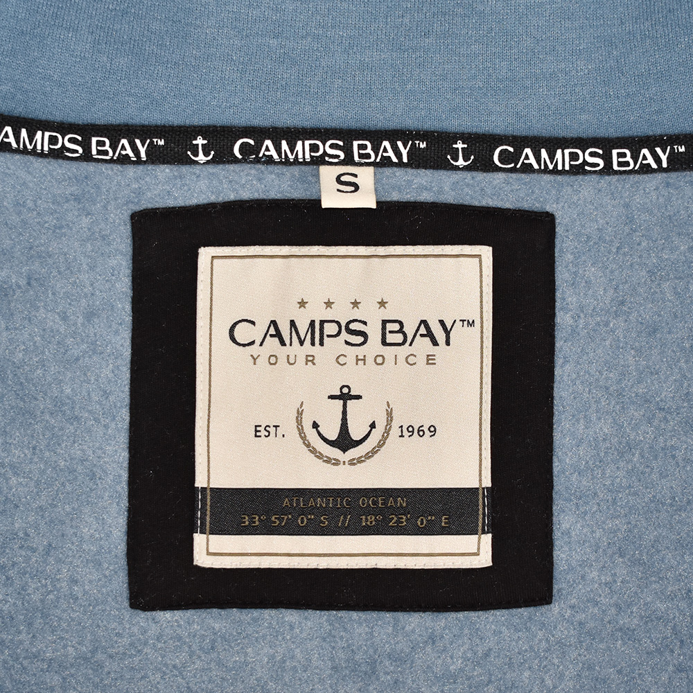 Männliches Model mit CAMPS BAY Sweatjacke in Blue Ashes Melange