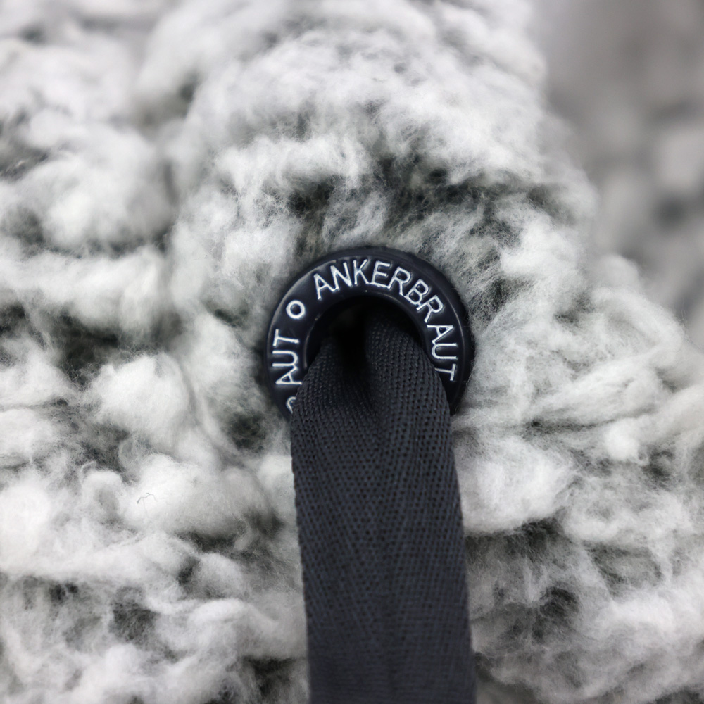 Weibliches Model mit ANKERBRAUT Teddyfleece-Jacke in India Ink