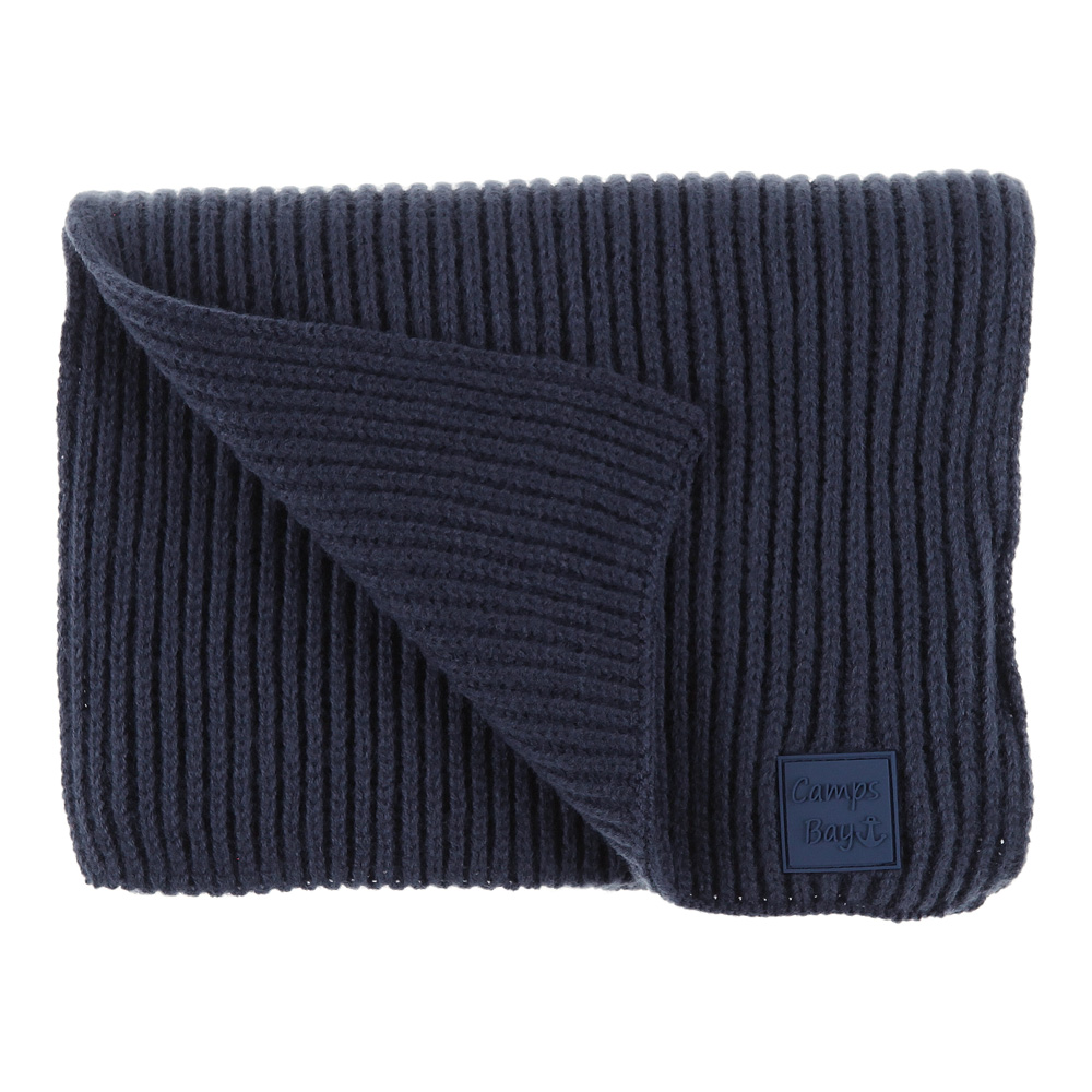 Weibliches Model mit CAMPS BAY Schal in Navy